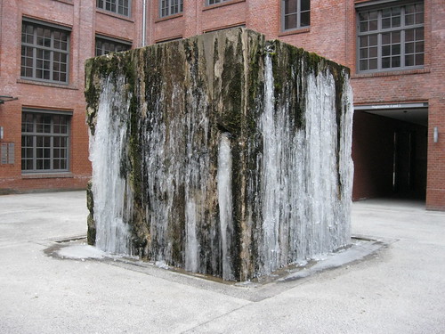 um 1998 Berlin einer von vier Tuffsteinblöcken berieselt von Gustav Lange Höfe Deutsche Gasglühlicht AG Gebäude IV Ehrenbergstraße 19-23/Naglerstraße 4-8/Rotherstraße 20 in Stralauer Vorstadt in 10245 Friedrichshain | by Bergfels