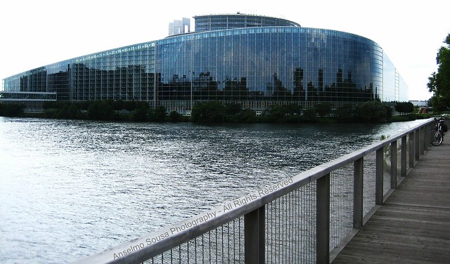 França - Estrasburgo - a Harmonia do Vidro Junto da Agua Edifício do Parlamento Europeu.