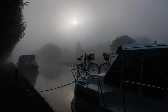 La brume se lève sur le Canal