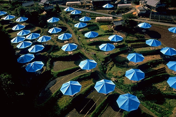 Kritiek appel bouwer Christo and Jeanne-Claude The Umbrellas, Japan - USA, 1984… | Flickr