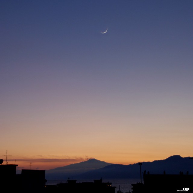 Moon Sickle over the Etna Volcan / Falce di luna sull'Etna