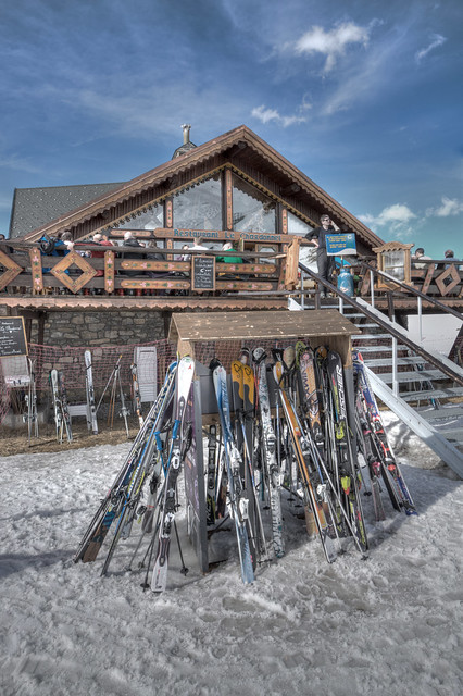 183/1000 - Skis outside a bar