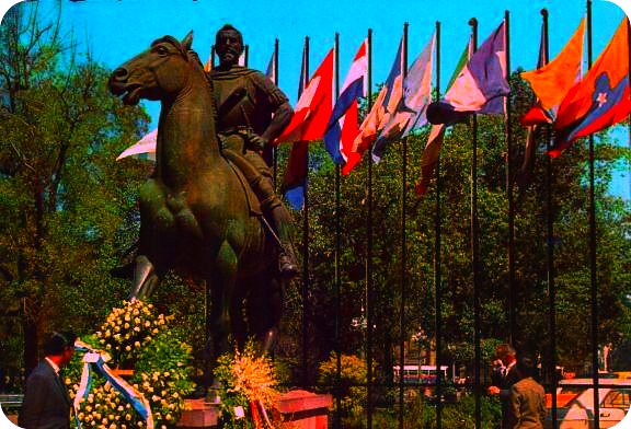 Chile Monumento a Pedro de Valdivia en su segunda ubicacion, dando la espalda a la plaza y a su casa
