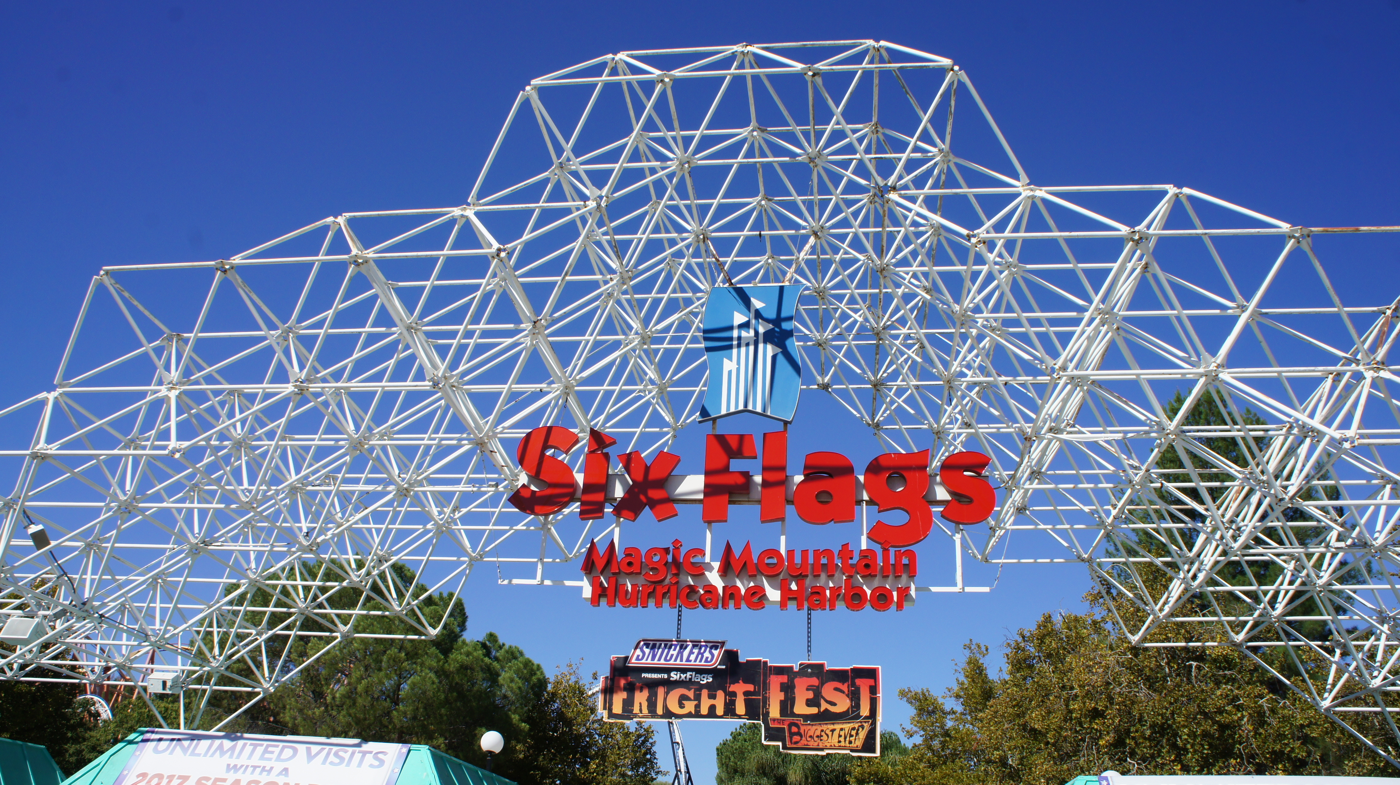 Six Flags Magic Mountain 2016