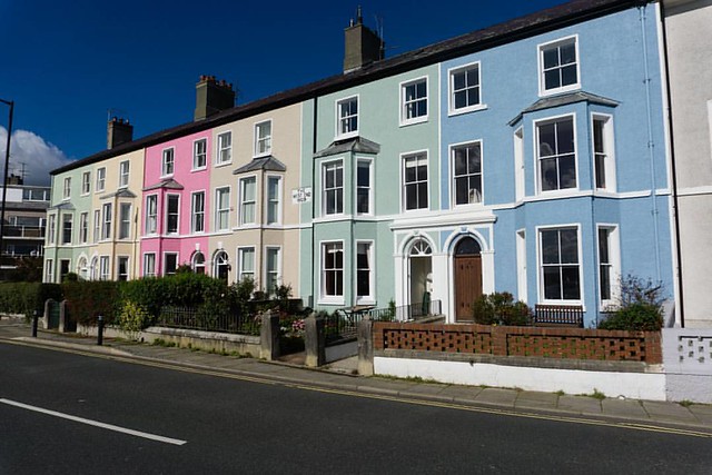 Nice Paint Job! Homeowners in Beaumaris, Angelsey fully committed to the look of their town.  #paintedhouses #Beaumaris #Angelsey #Wales #seafront #terracehouse