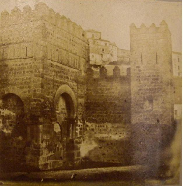 Puerta Vieja de Bisagra en 1857. Fotografía de Eugène Sevaistre