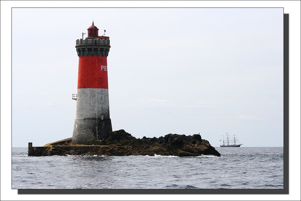 Le Phare des Pierres Noires et le Belem