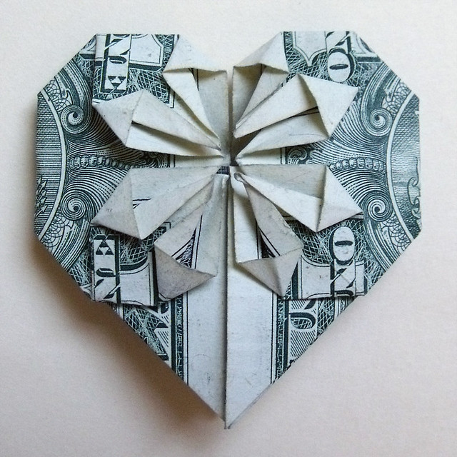 Сердце из денег. Оригами из купюры. Оригами из денежных купюр. Цветок из купюры. Оригами из денежных купюр цветок.