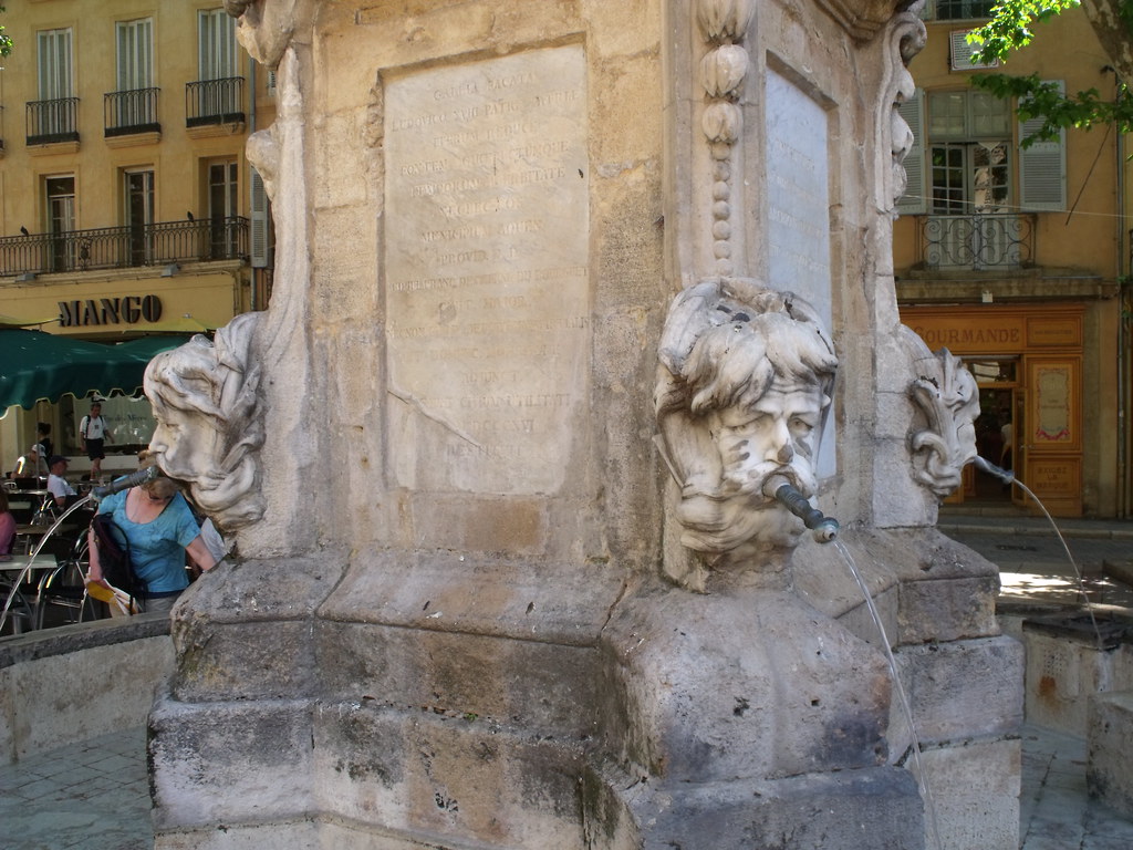 File:Fontaine de lHotel de Ville - Rue Vauvenargues - Aix 