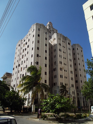 Edificio Lopez Serrano | by jericl cat