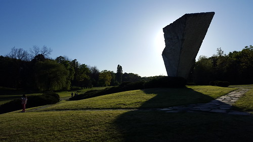 kragujevac spomenik memorial monument serbia šumarice živković nob partisan october