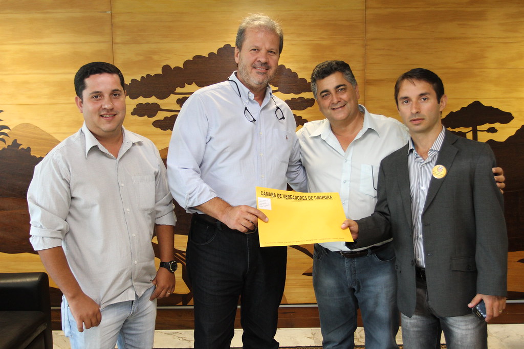 Vereadores da Câmara de Ivaiporã entregam documento na Vice Governadoria