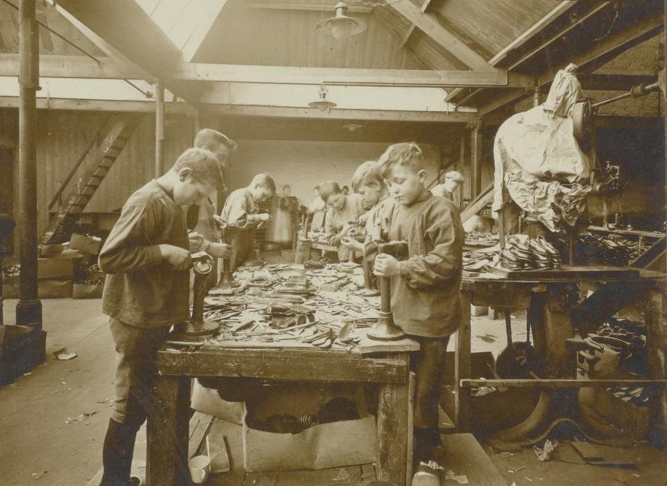 Jongens in schoenenfabriek / Boys in shoe factory