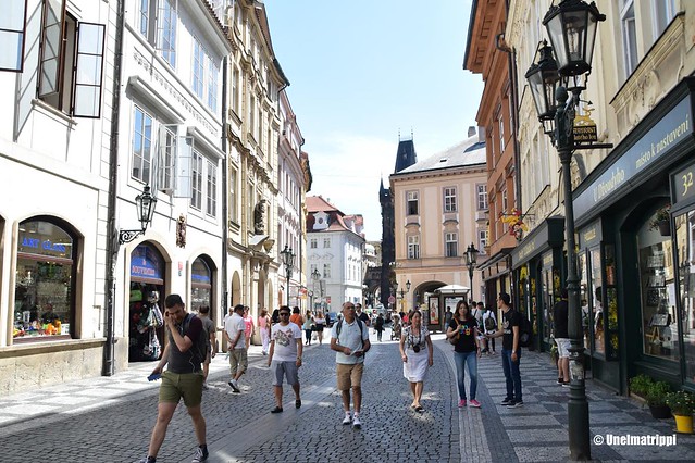 Ihmisiä vanhankaupungin kadulla Prahassa