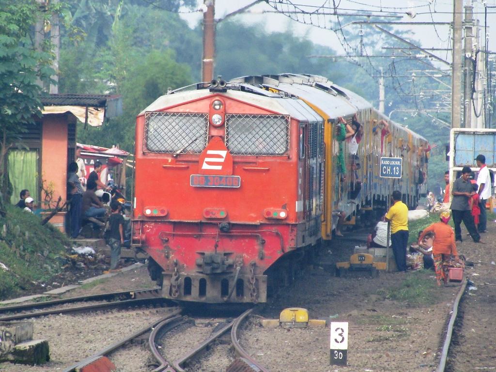Kereta Api Langsam melekuk memasuki Stasiun Serpong