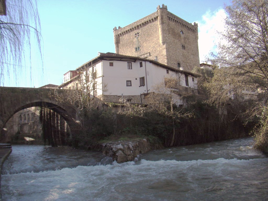 Puente de San Cayetano Rio Quiviesa y rio Deva Torre del Infantado Potes Cantabria 07