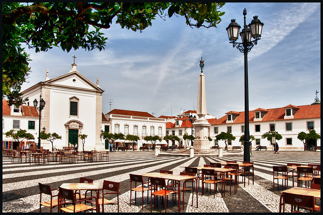 Town square (Praça Marquês de Pombal)