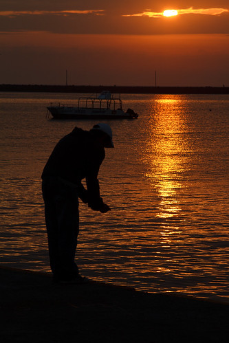 20110219_veracruz_IMG_9673 by messina70, Stunning life scene at sunrise at the harbor of Veracruz showing the silhouette of a young fisherman
