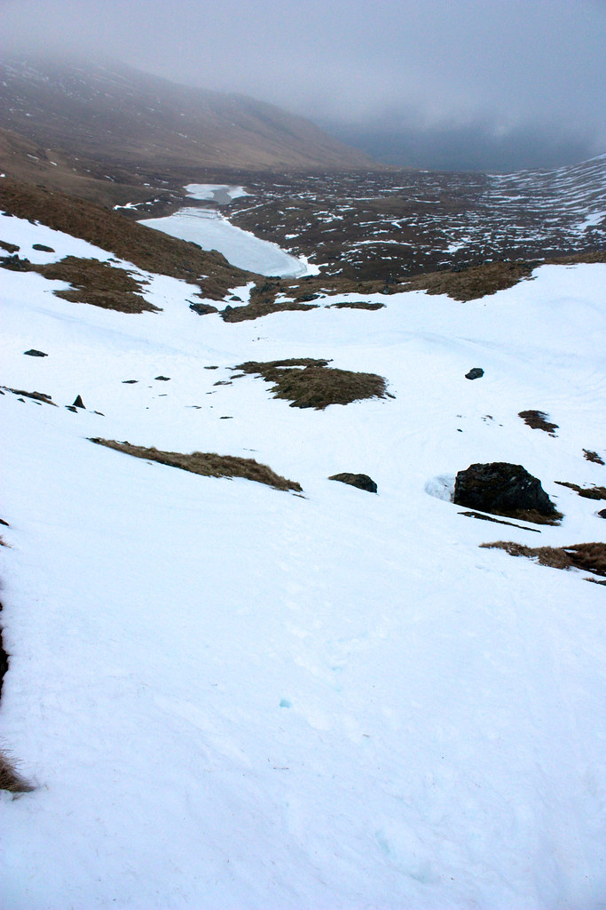 Steep, snowy descent to the lochan