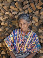 Señora con huipil de San Juan Sacatepéquez; en Montúfar, Guatemala, Guatemala