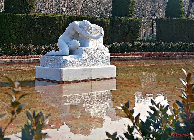 Escultura en el estanque