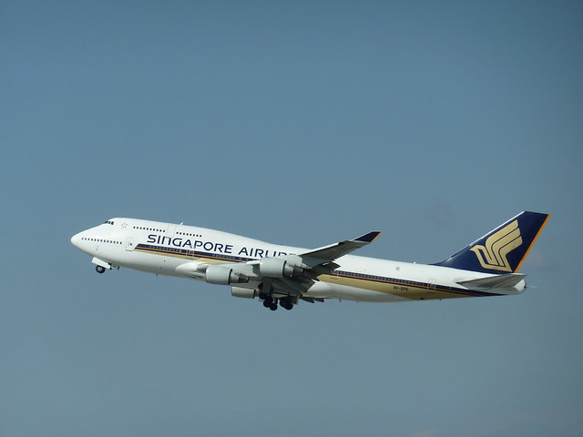 Singapore Airlines Boeing 747-400 jet 9V - SPE over LAX