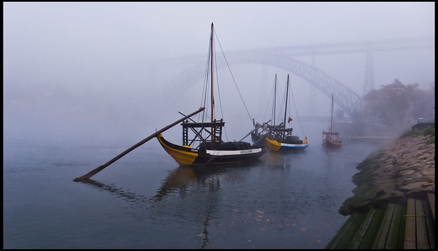 Barcas y puente Luis I en la niebla