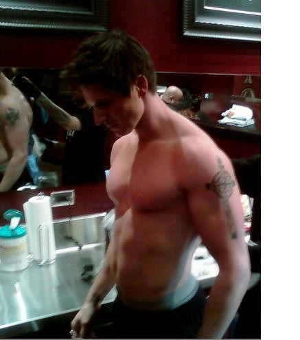 Zak Bagans OMG Smexi Abs! 