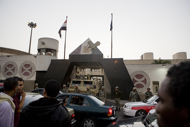 الثوار يتجمهرون أمام مقر أمن الدولة بمدينة نصر