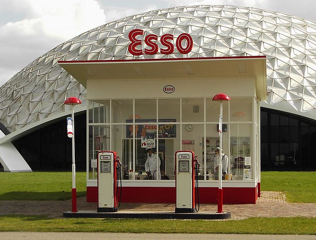1954 Esso gas station by Dudok