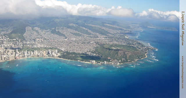 Diamond Head and Honolulu from the air (Hawaii)