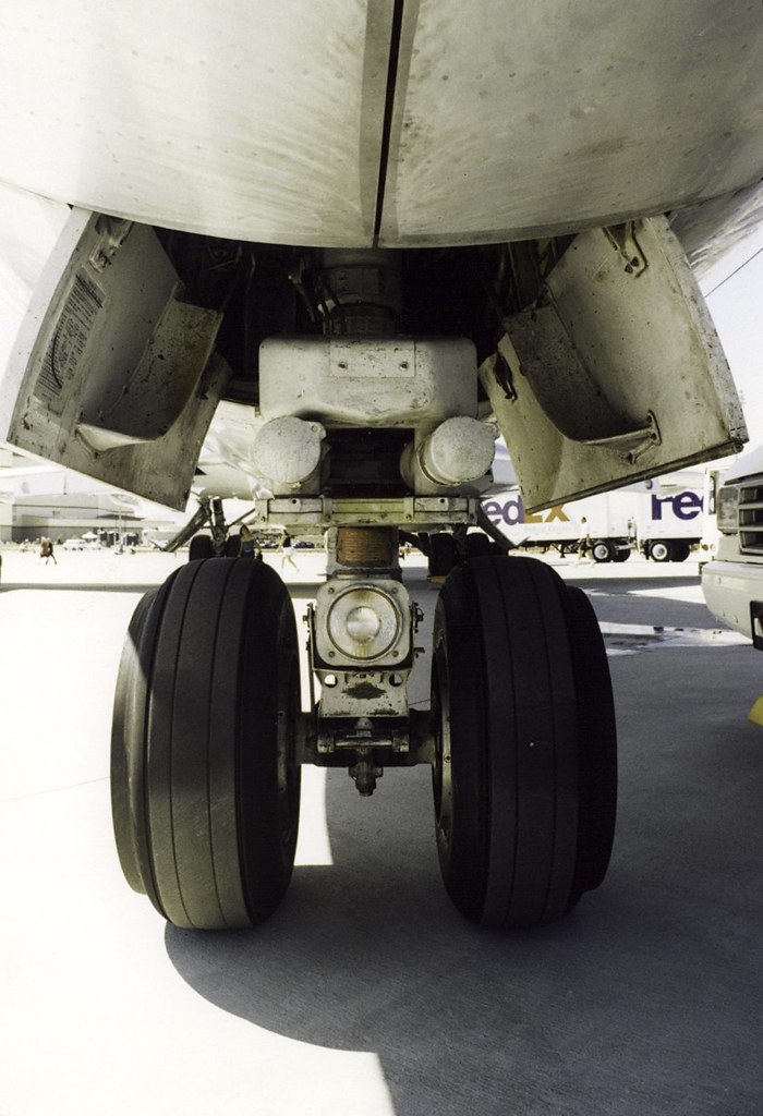 Boeing 727-200 Nose wheels, from front, FedEx 727-200, Travis AFB, 2000