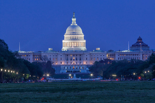 United States Capitol in Twilight 黄昏中的国会山 by Roaming the World