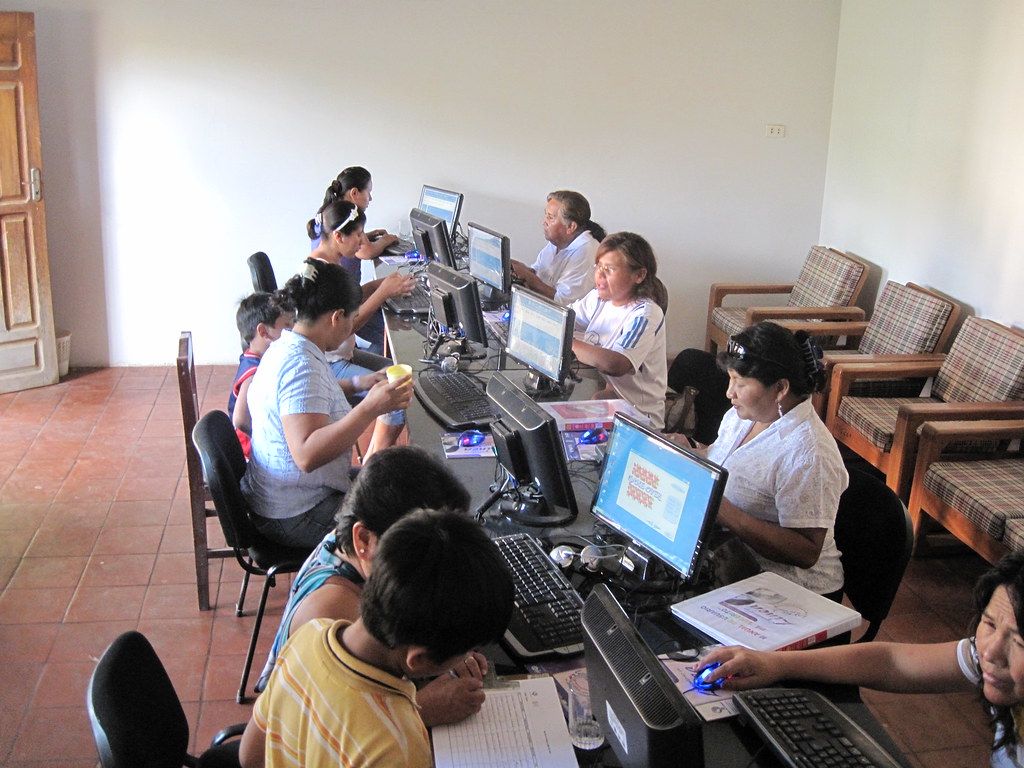 Women in Santa Cruz, Bolivia learn how to use a computer | Flickr