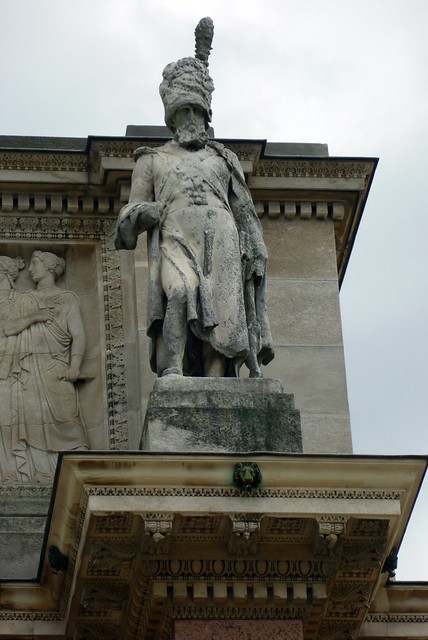 Tuileries - Triumphal arch - statue
