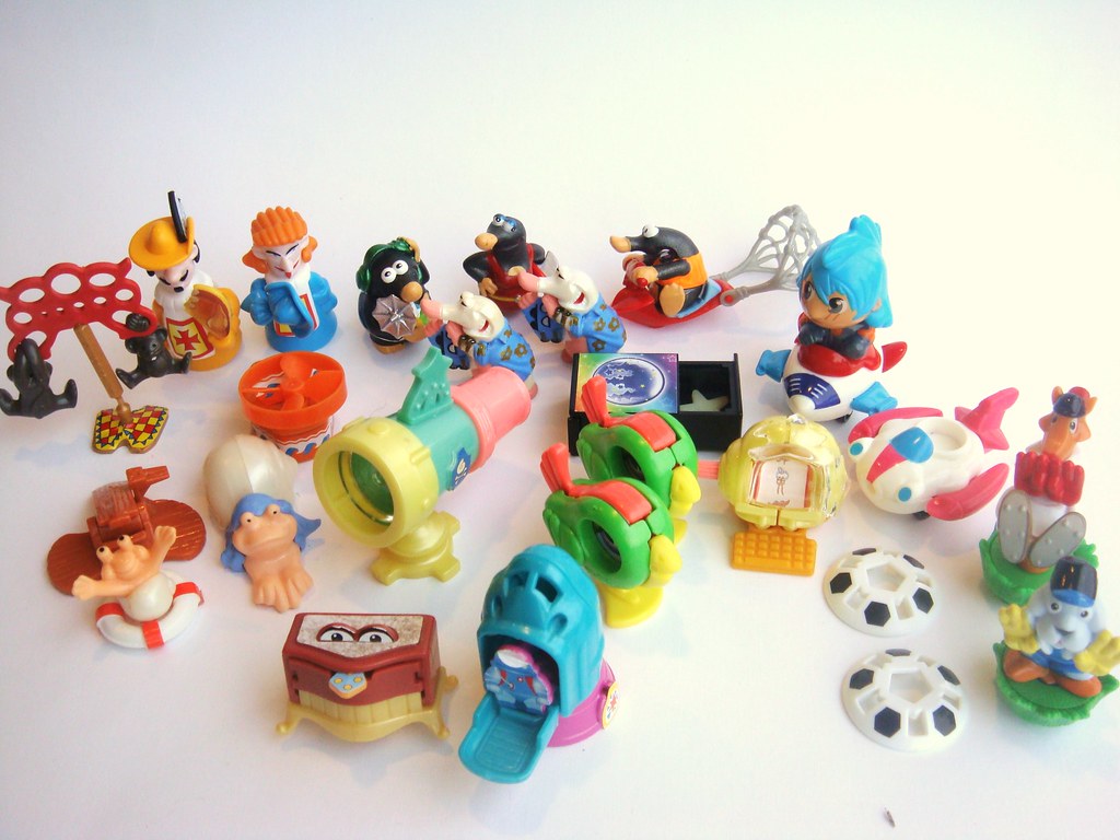 Киндеры тома. Kinder игрушки. Игрушки из киндера. Киндер игрушка Киндер. Игрушки из киндера современные.