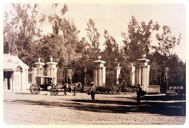 Los portones de la entrada al Parque Cousiño 1899, acceso avenida matta