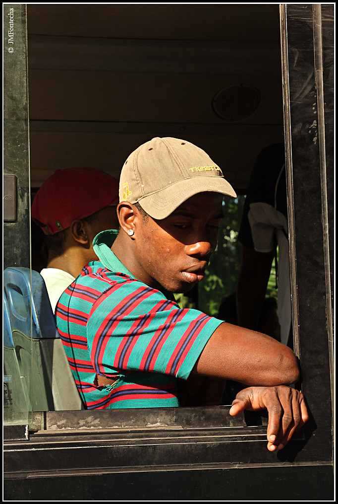 JMF156427 - Joven cubano en la ventana de un bus de la Habana.