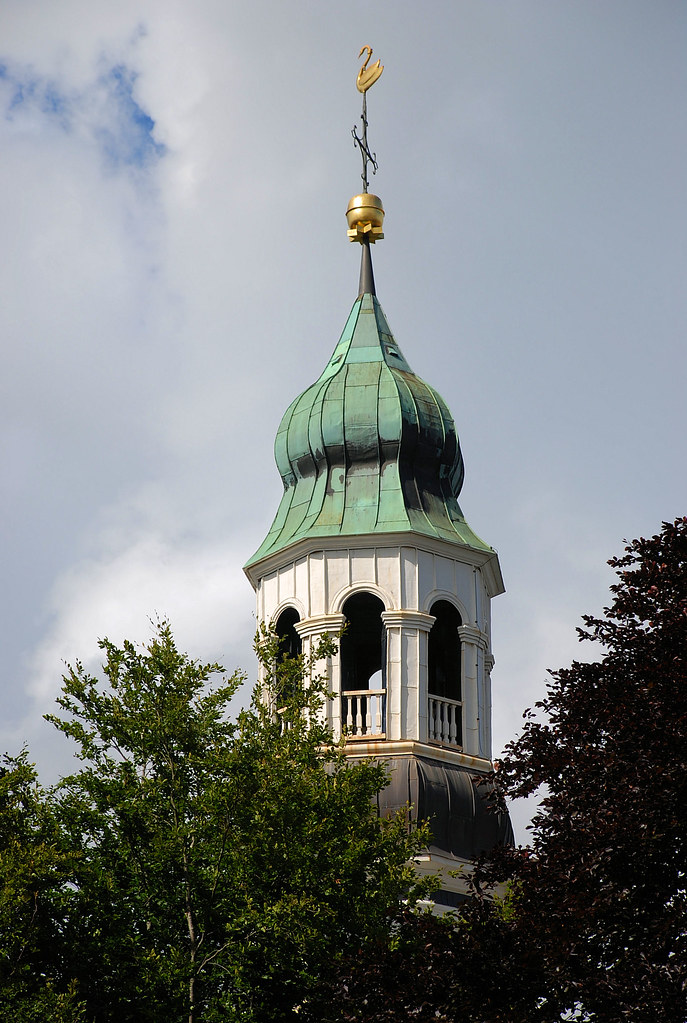 Leer Lutherkirche Kirchturm mit Schwan