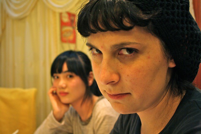 Zwei Mädchen schauen böse