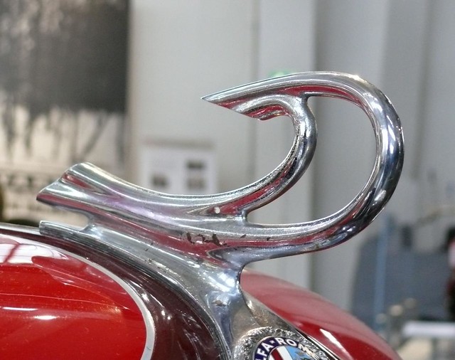 Alfa Romeo 6C Gran Sport red 1931 detail hood ornament