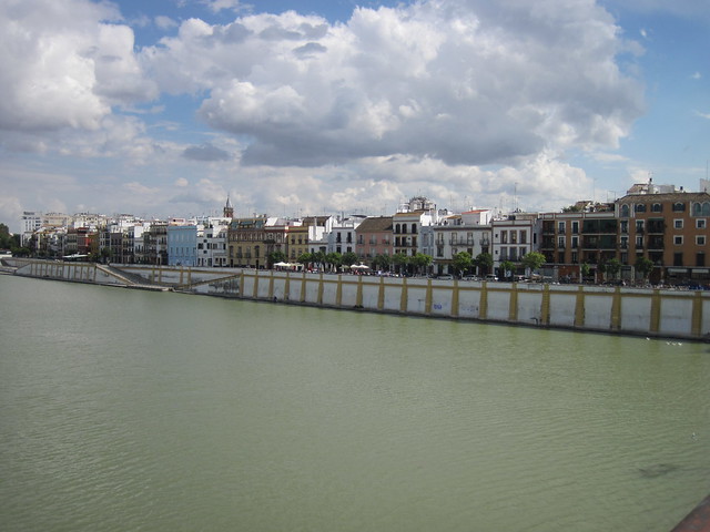 El Guadalquivir y el barrio de Triana en Sevilla.
