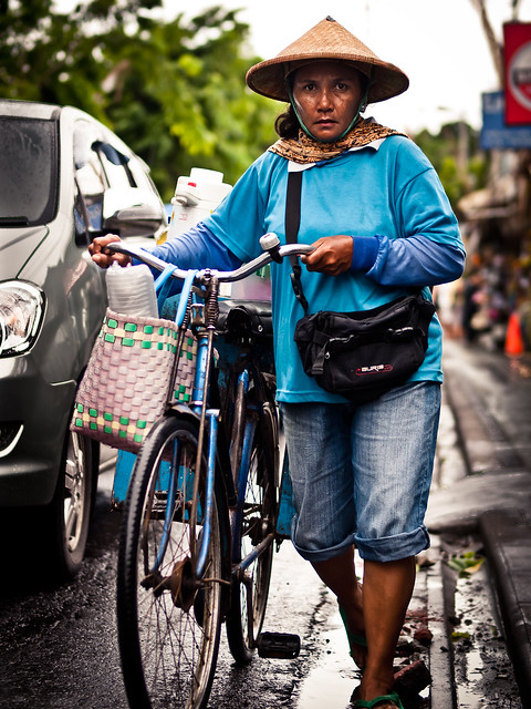 Mobile Saleswoman, Simenyak - Bali