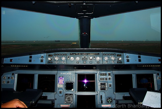 Kingfisher A320 (VT-KFB) flight deck