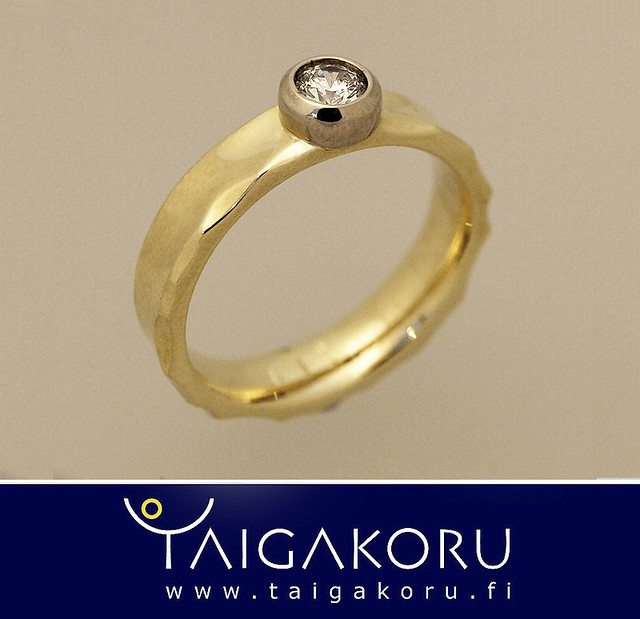KVS81 Vihkisormus, kulta, valkokulta, timantti. Wedding ring, gold, white gold, diamond. www.taigakoru.fi