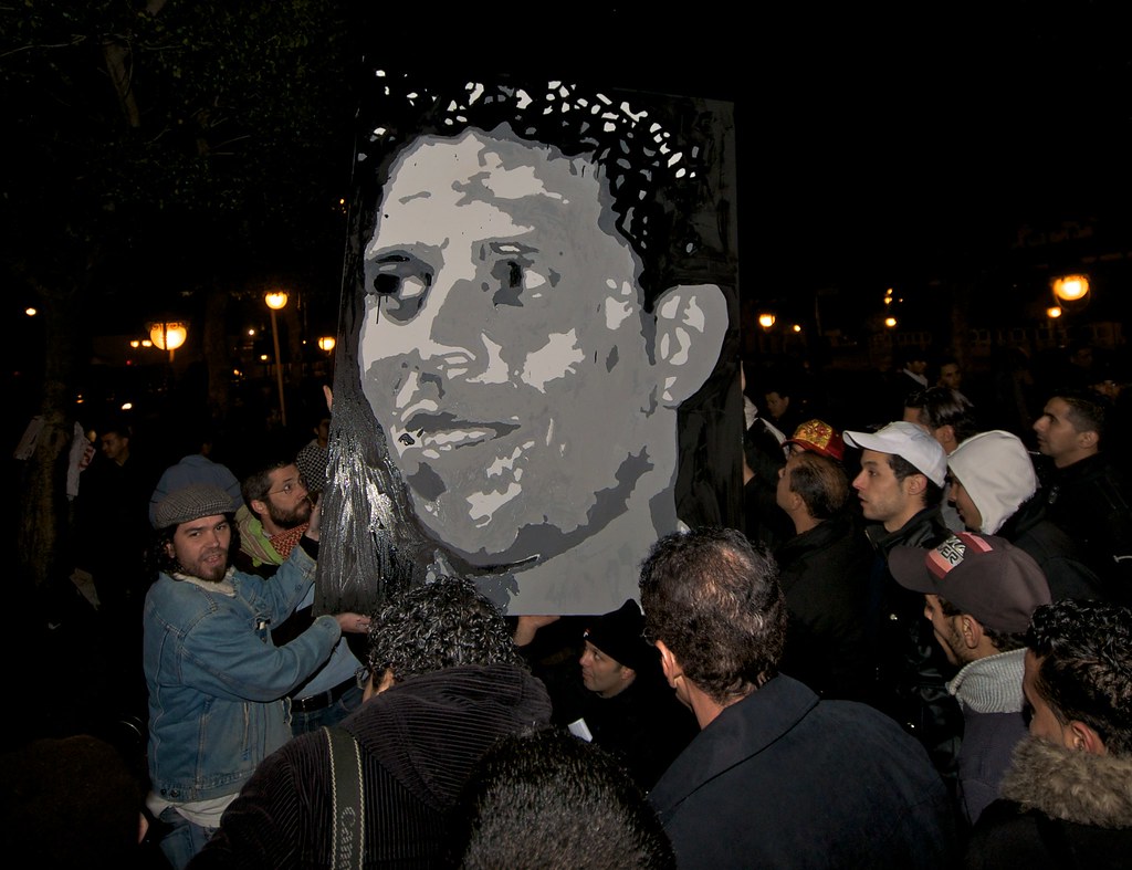 En memoria de Mohamed Bouazizi. Los artistas que acaban de dar los toques finales a este maravilloso retrato, en la avenida Bourguiba