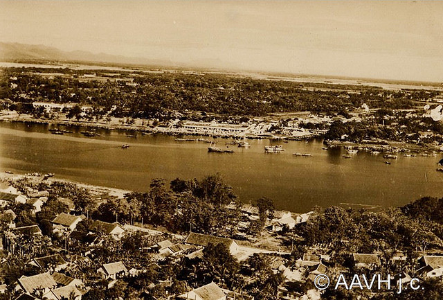 AP1861-Morin-Husson - Hué, 1947 – Rivière des Parfums – Vue aérienne - Không ảnh sông Hương, bên kia sông là chợ Đông Ba