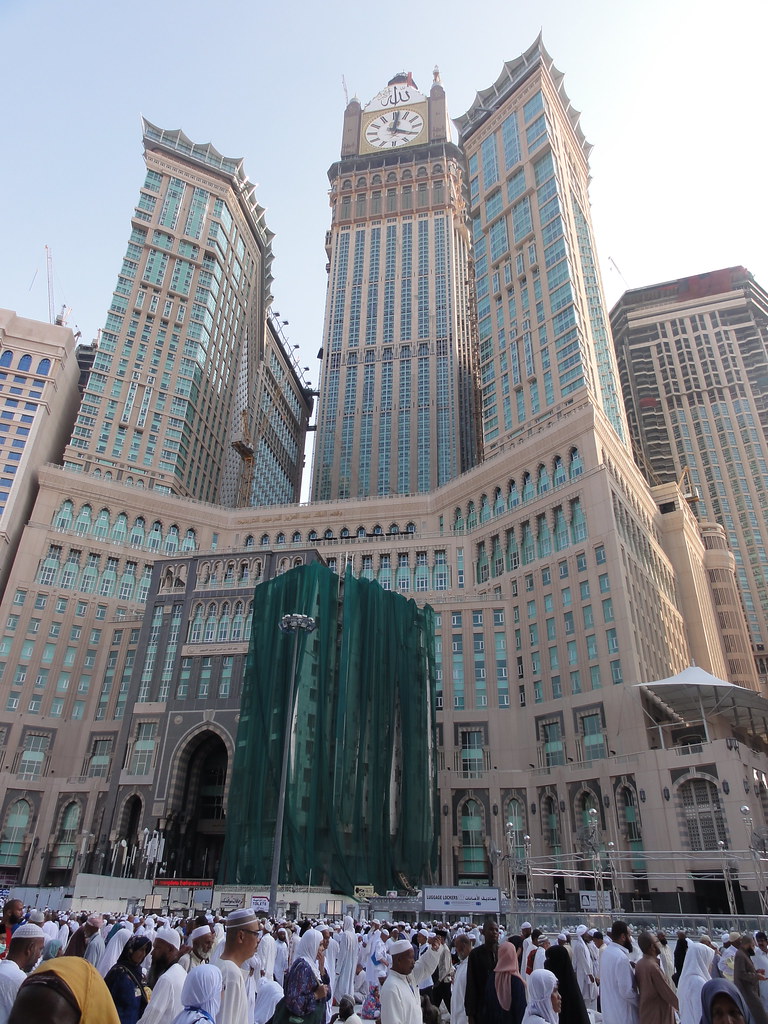 Башня в мекке. Башня Абрадж Аль-Бейт. Часовая башня Абрадж Аль-Бейт. Башни Абрадж Аль-Бейт Саудовская Аравия. Отель Абрадж Аль-Бейт в Мекке.
