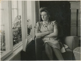 Kvinne ved vindu / Woman by window / Frau am Fenster | Flickr