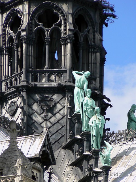 Notre Dame Paris : statues des apôtres au pied de la flèche